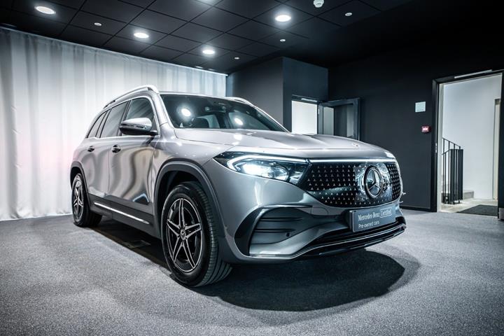 Grå Mercedes EQB350 fra 2024