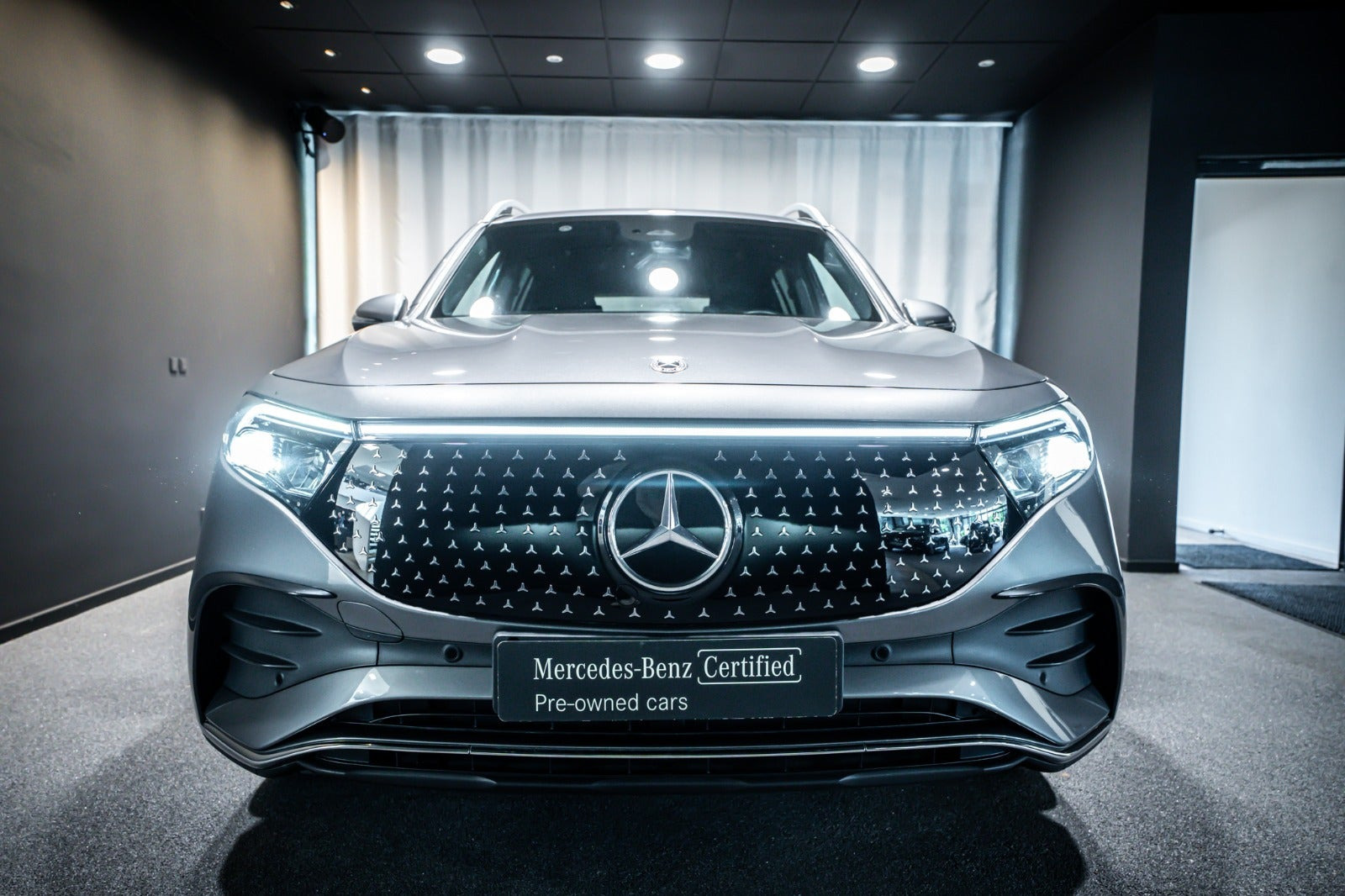 Grå Mercedes EQB350 fra 2024