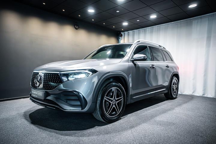 Grå Mercedes EQB350 fra 2024 set udefra
