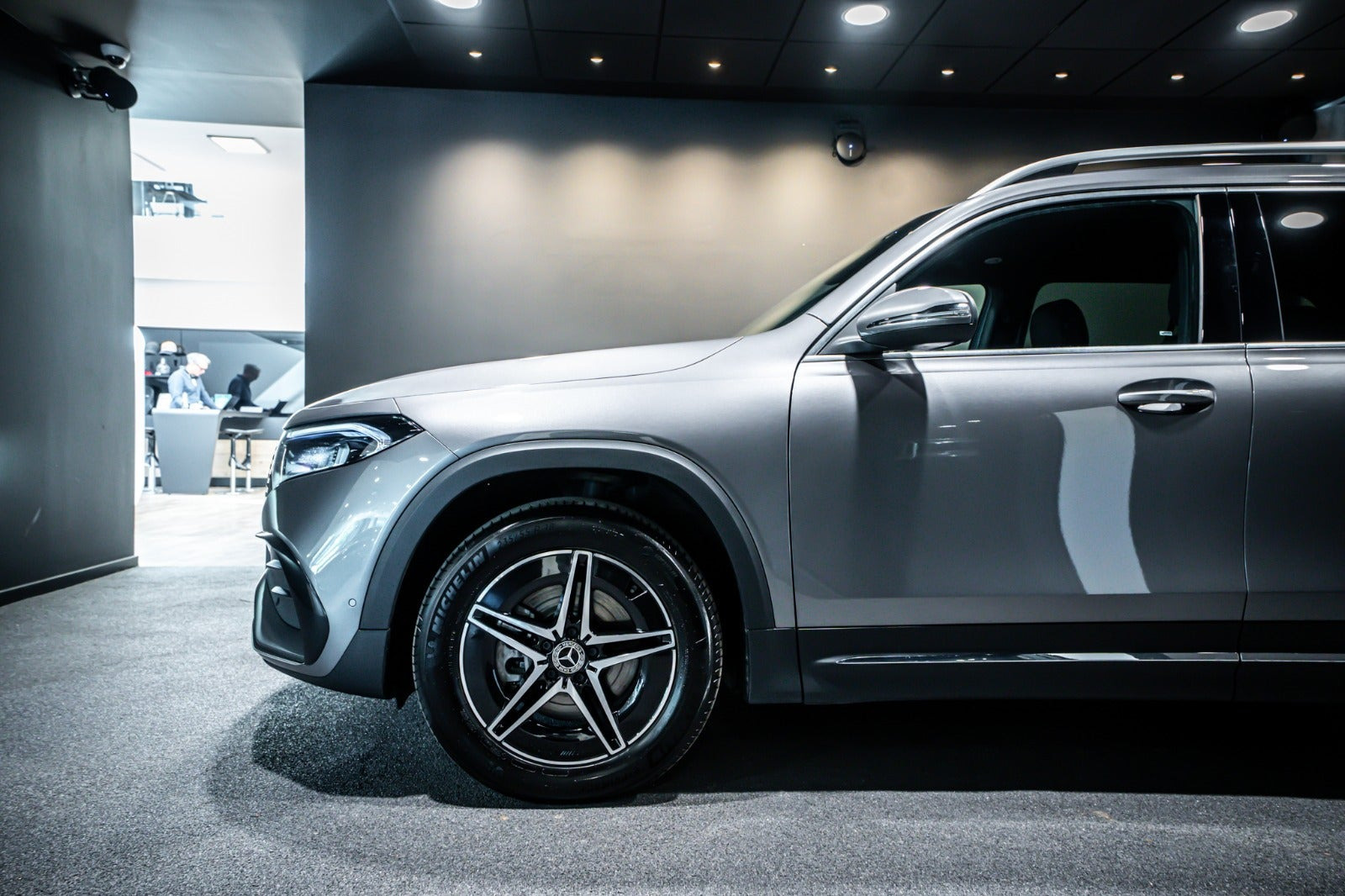 Grå Mercedes EQB350 fra 2024