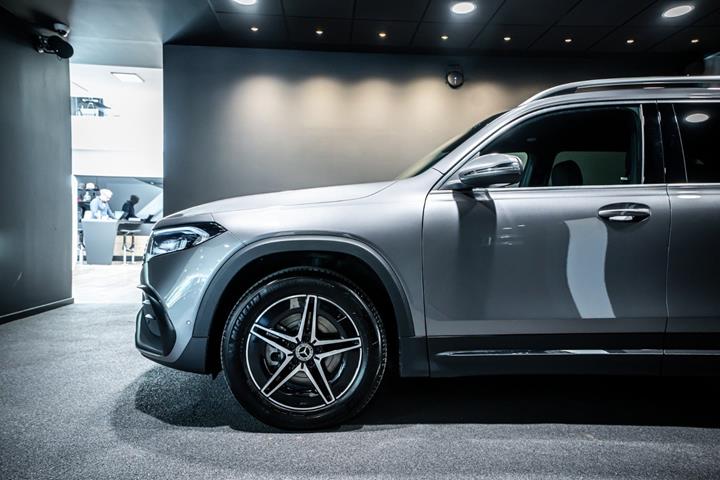 Grå Mercedes EQB350 fra 2024