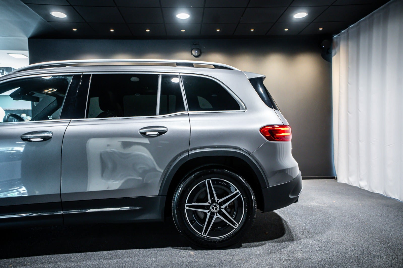 Grå Mercedes EQB350 fra 2024