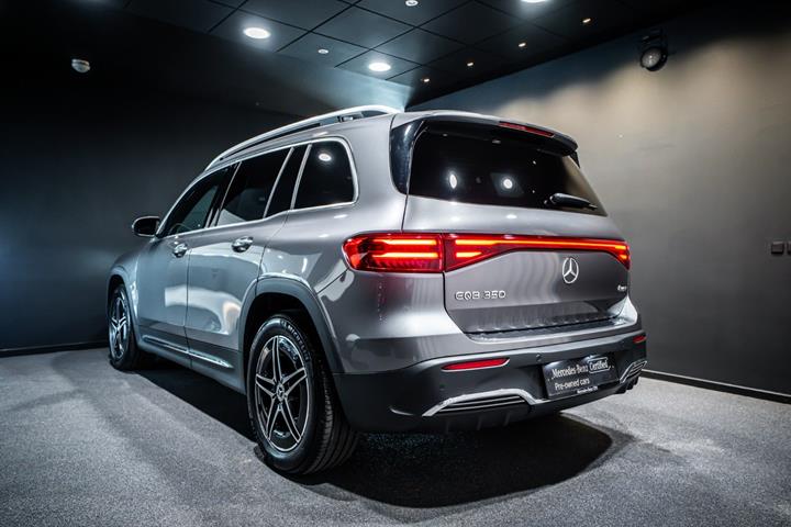 Grå Mercedes EQB350 fra 2024