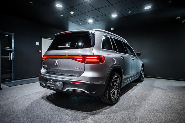 Grå Mercedes EQB350 fra 2024