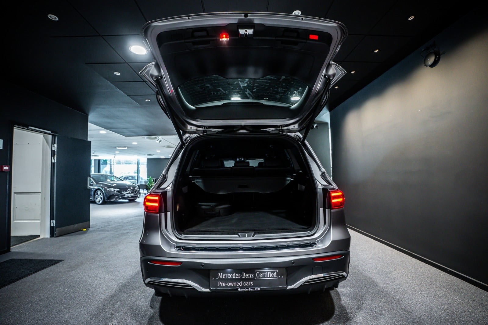 Grå Mercedes EQB350 fra 2024