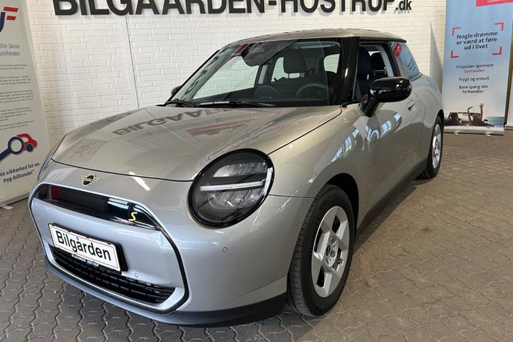 Sølv Mini Cooper SE fra 2024 set udefra
