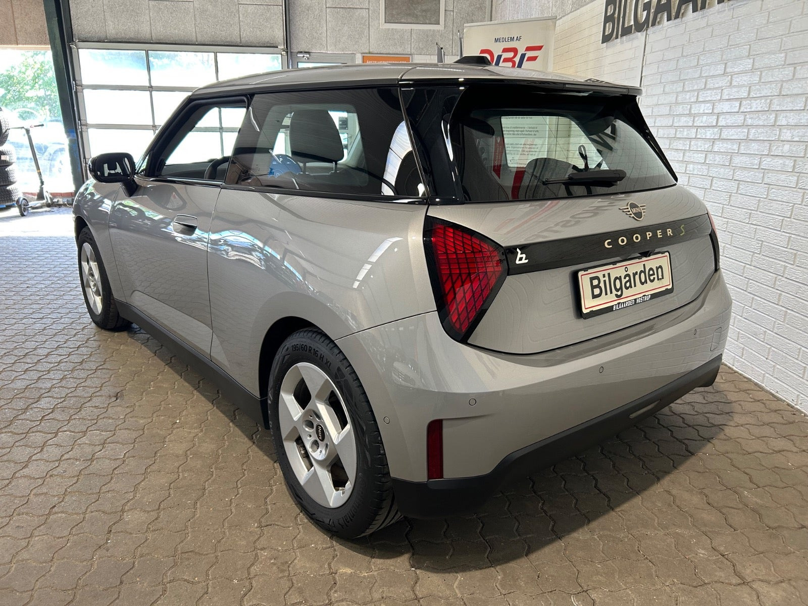Sølv Mini Cooper SE fra 2024