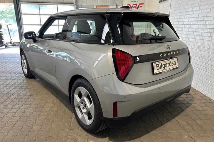 Sølv Mini Cooper SE fra 2024