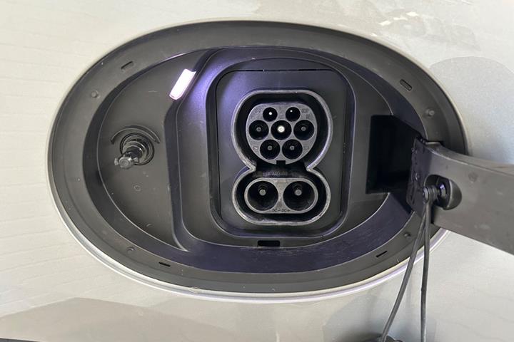 Sølv Mini Cooper SE fra 2024