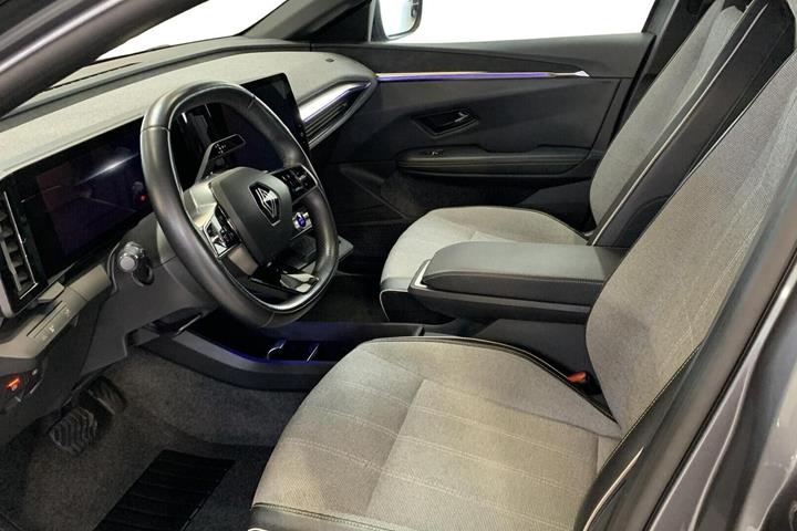 Grå Renault Megane E-Tech fra 2023