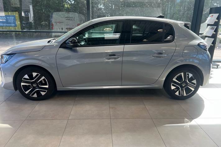 Grå Peugeot 208 fra 2024