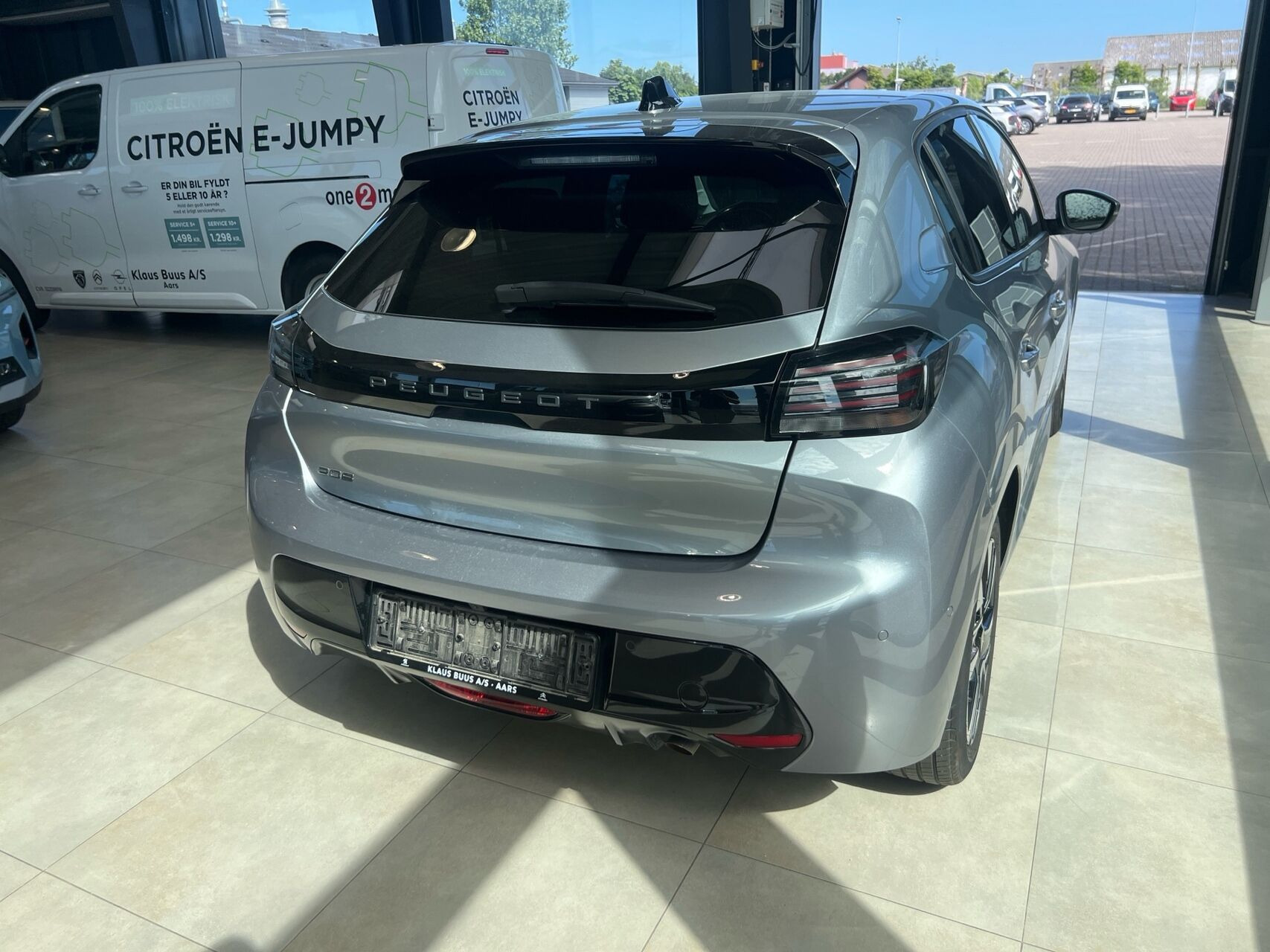 Grå Peugeot 208 fra 2024
