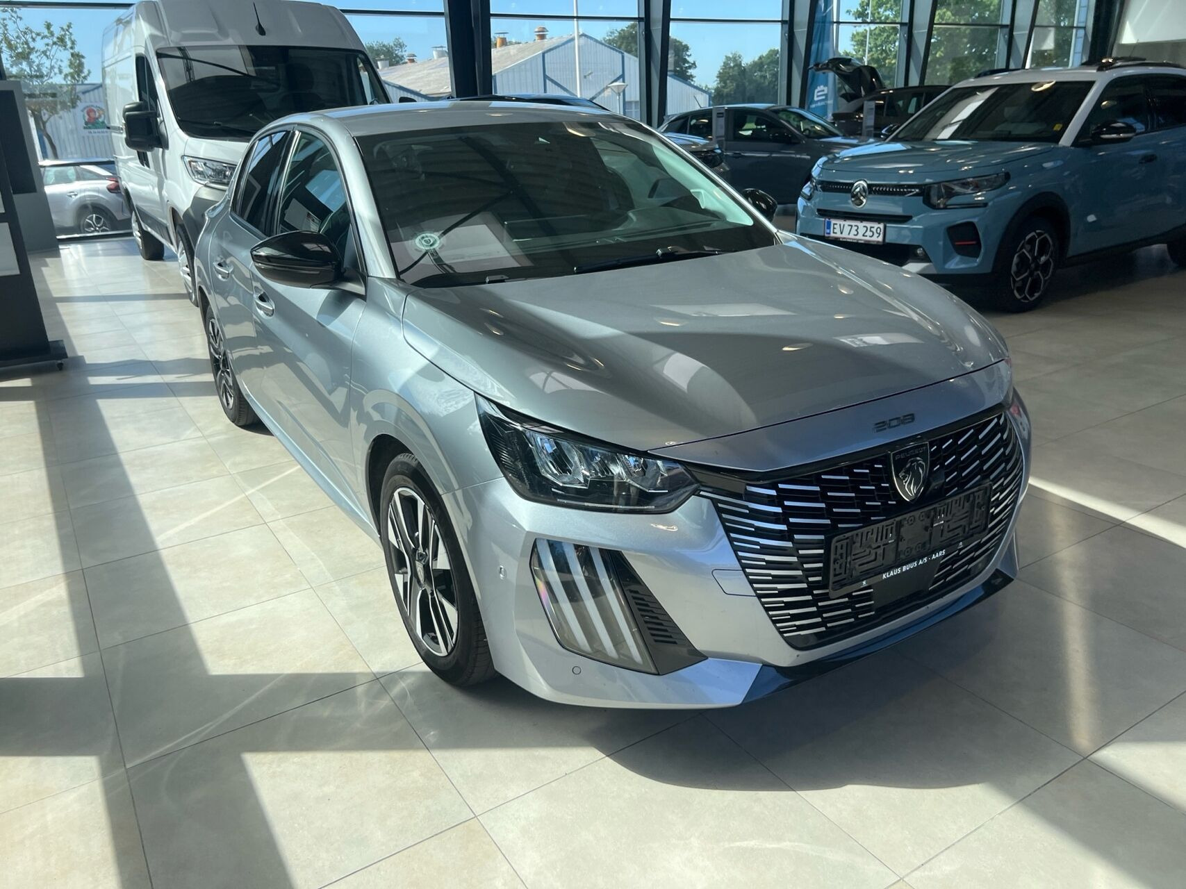 Grå Peugeot 208 fra 2024
