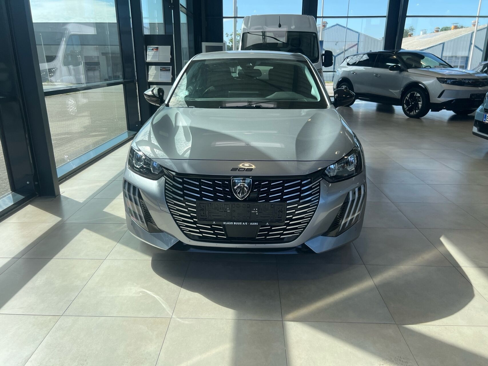 Grå Peugeot 208 fra 2024