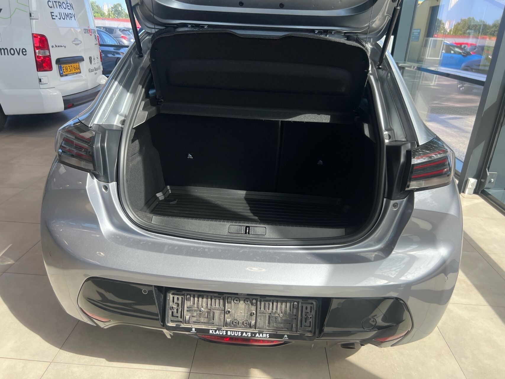 Grå Peugeot 208 fra 2024