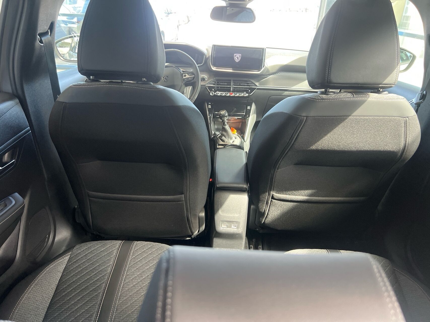 Grå Peugeot 208 fra 2024