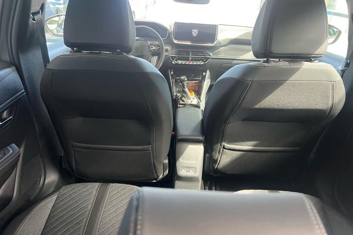 Grå Peugeot 208 fra 2024