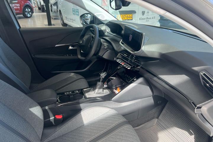 Grå Peugeot 208 fra 2024