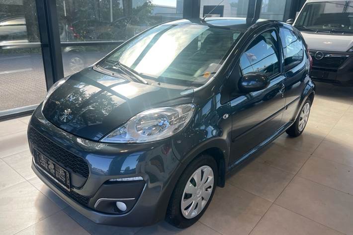 Grå Peugeot 107 fra 2014 set udefra