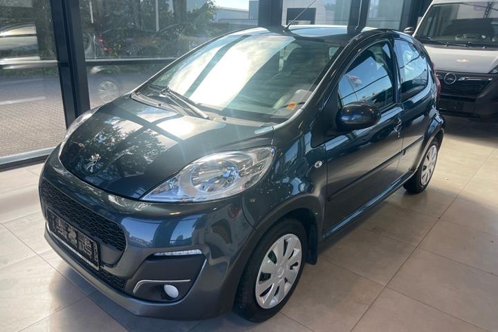 Grå Peugeot 107 fra 2014 set udefra