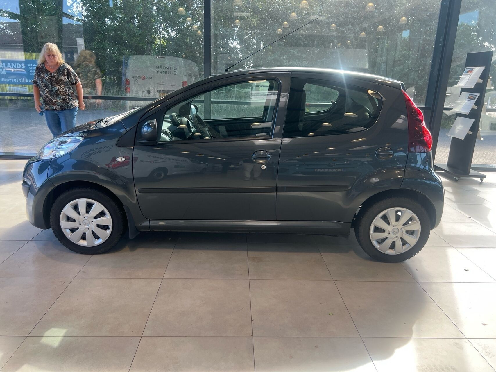 Grå Peugeot 107 fra 2014