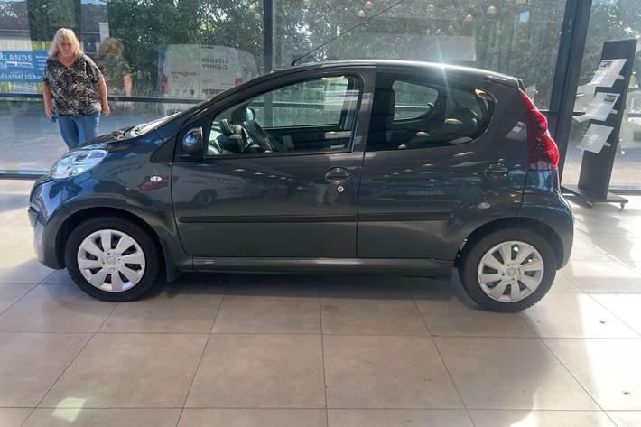 Grå Peugeot 107 fra 2014