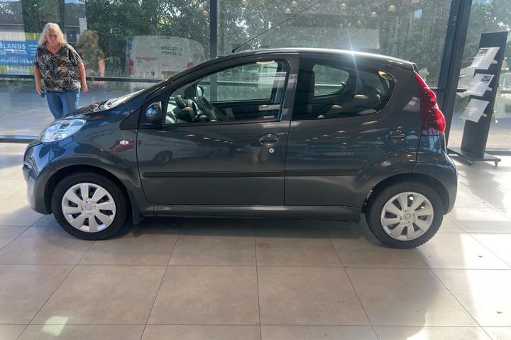Grå Peugeot 107 fra 2014