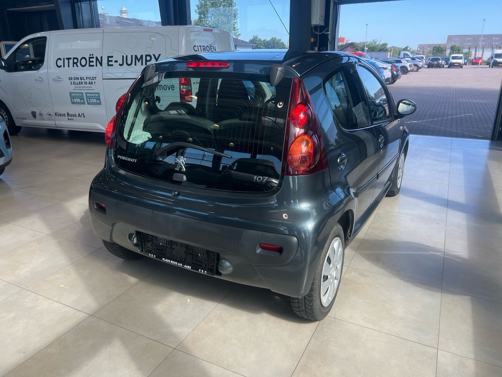 Grå Peugeot 107 fra 2014
