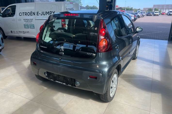 Grå Peugeot 107 fra 2014