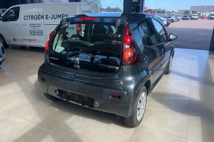 Grå Peugeot 107 fra 2014