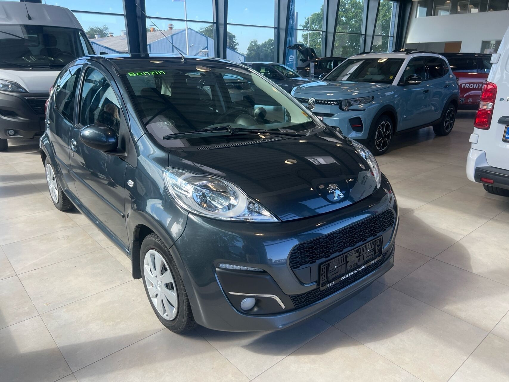 Grå Peugeot 107 fra 2014
