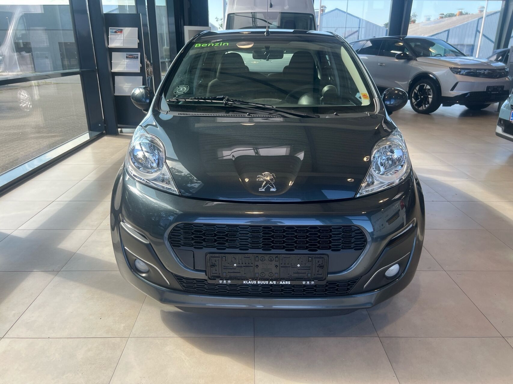 Grå Peugeot 107 fra 2014