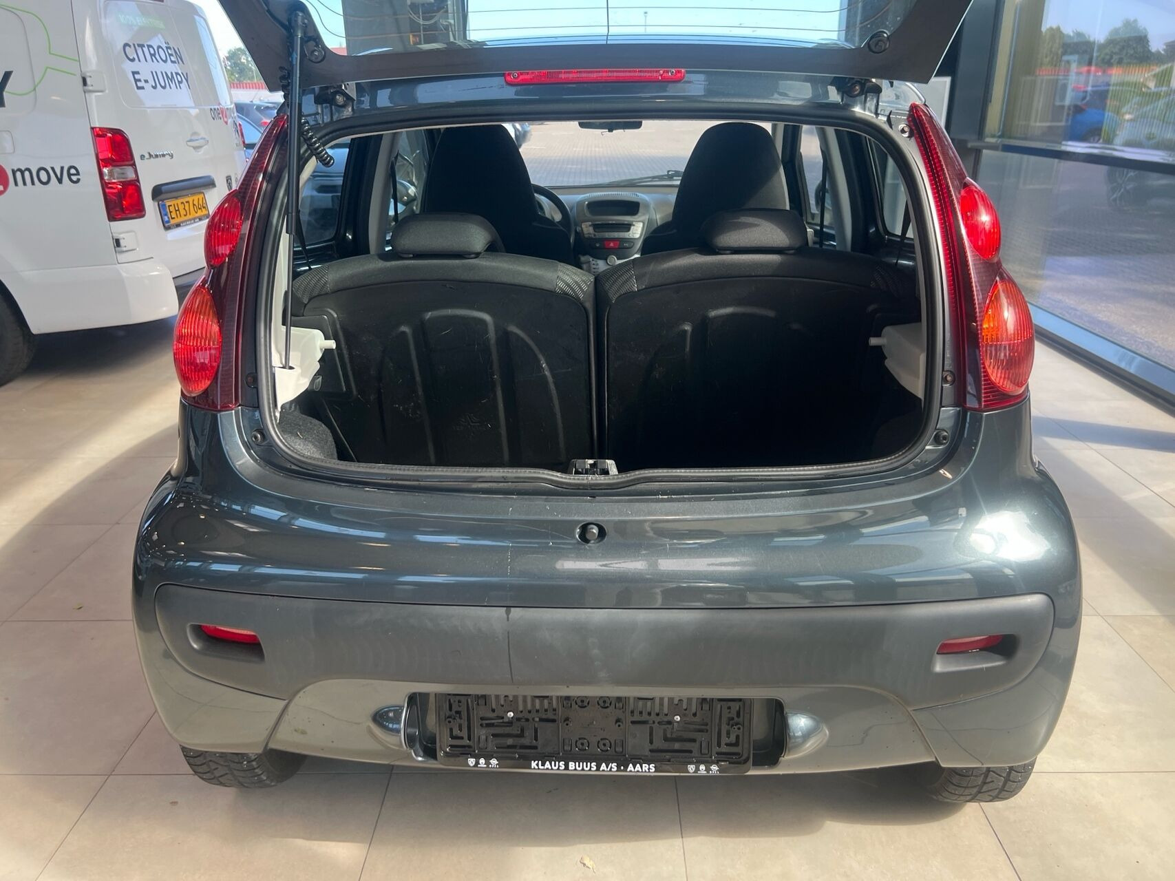 Grå Peugeot 107 fra 2014