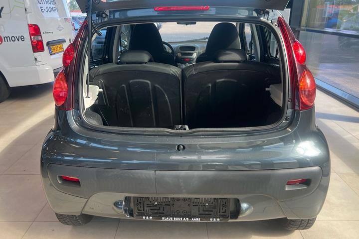 Grå Peugeot 107 fra 2014