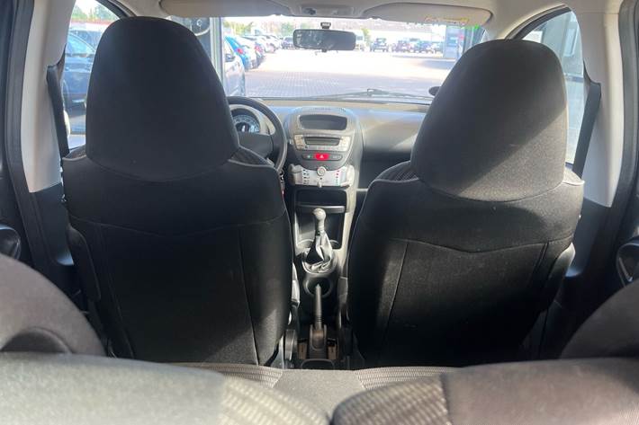 Grå Peugeot 107 fra 2014