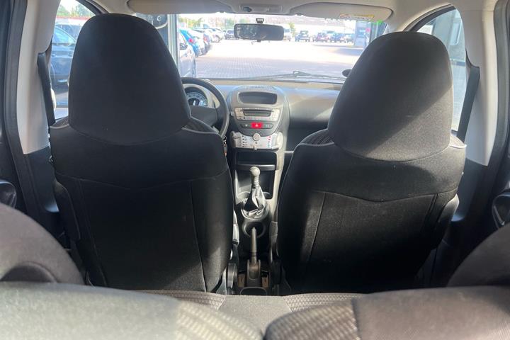 Grå Peugeot 107 fra 2014