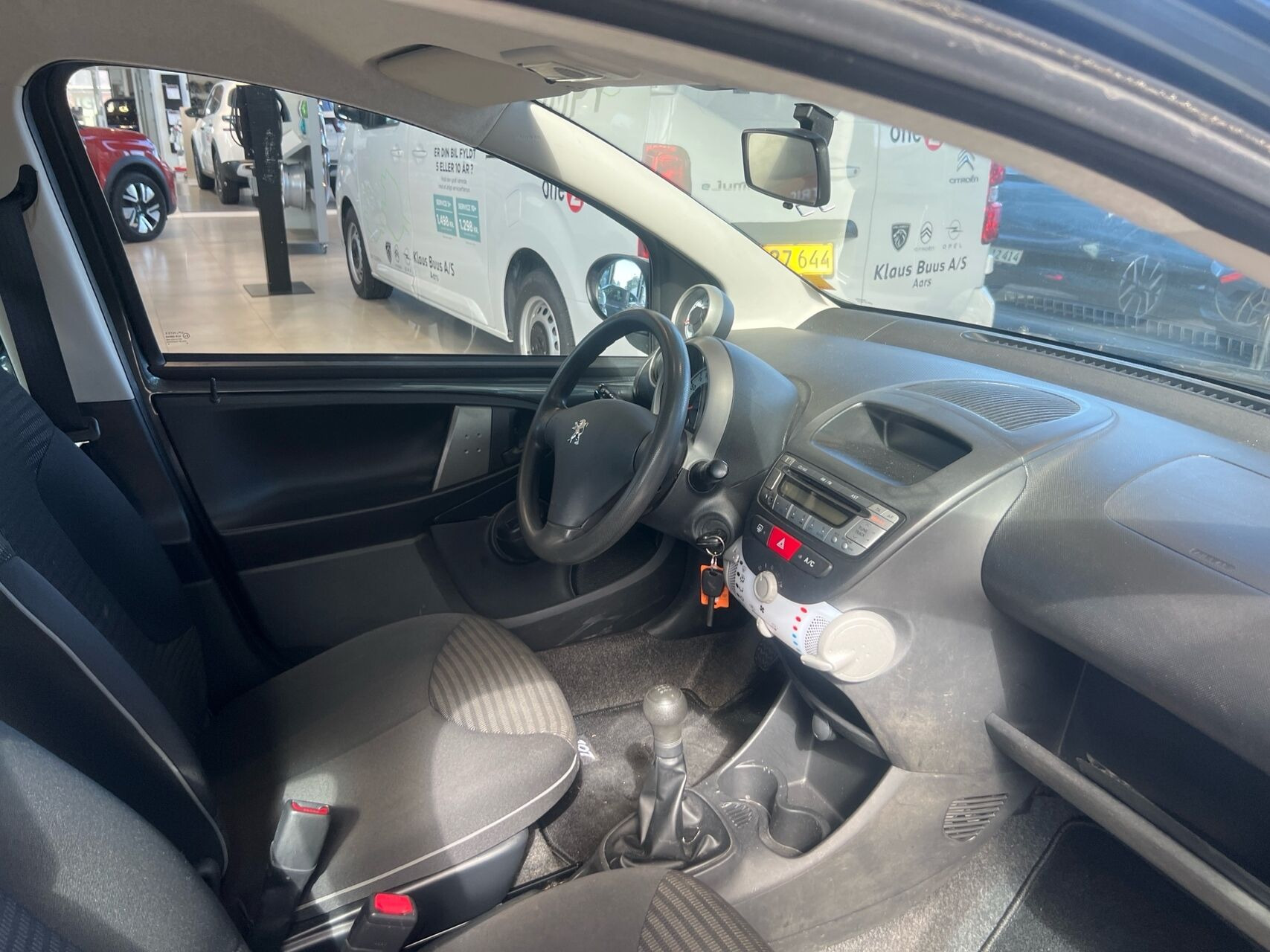 Grå Peugeot 107 fra 2014