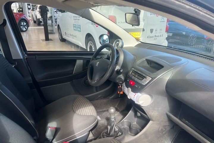 Grå Peugeot 107 fra 2014
