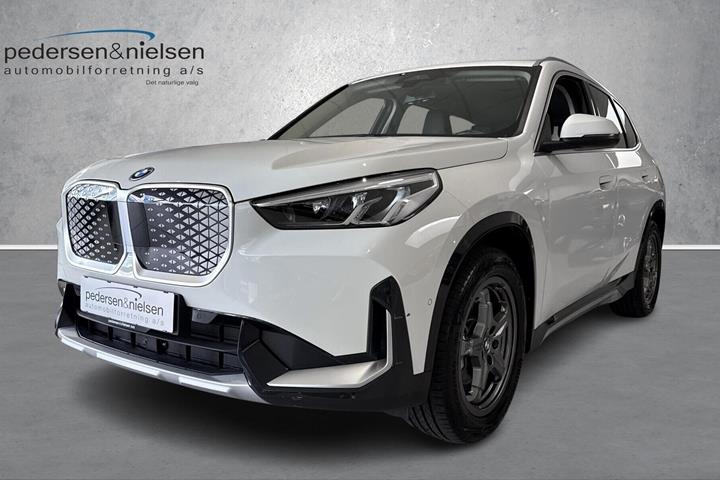 Hvid BMW iX1 fra 2025 set udefra