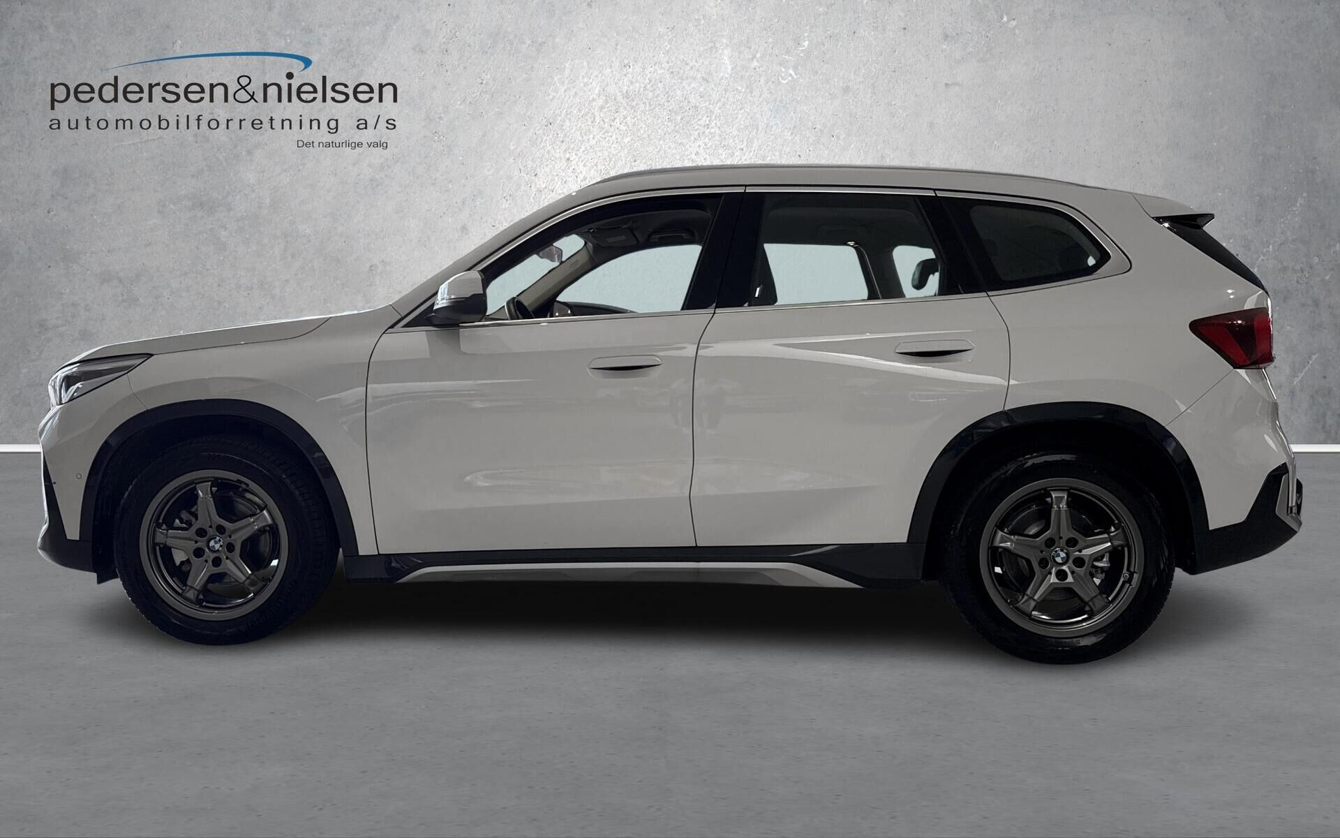 Hvid BMW iX1 fra 2025