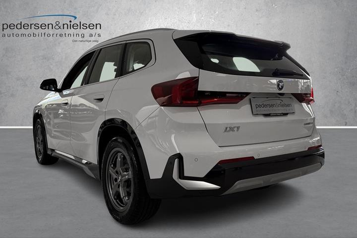 Hvid BMW iX1 fra 2025