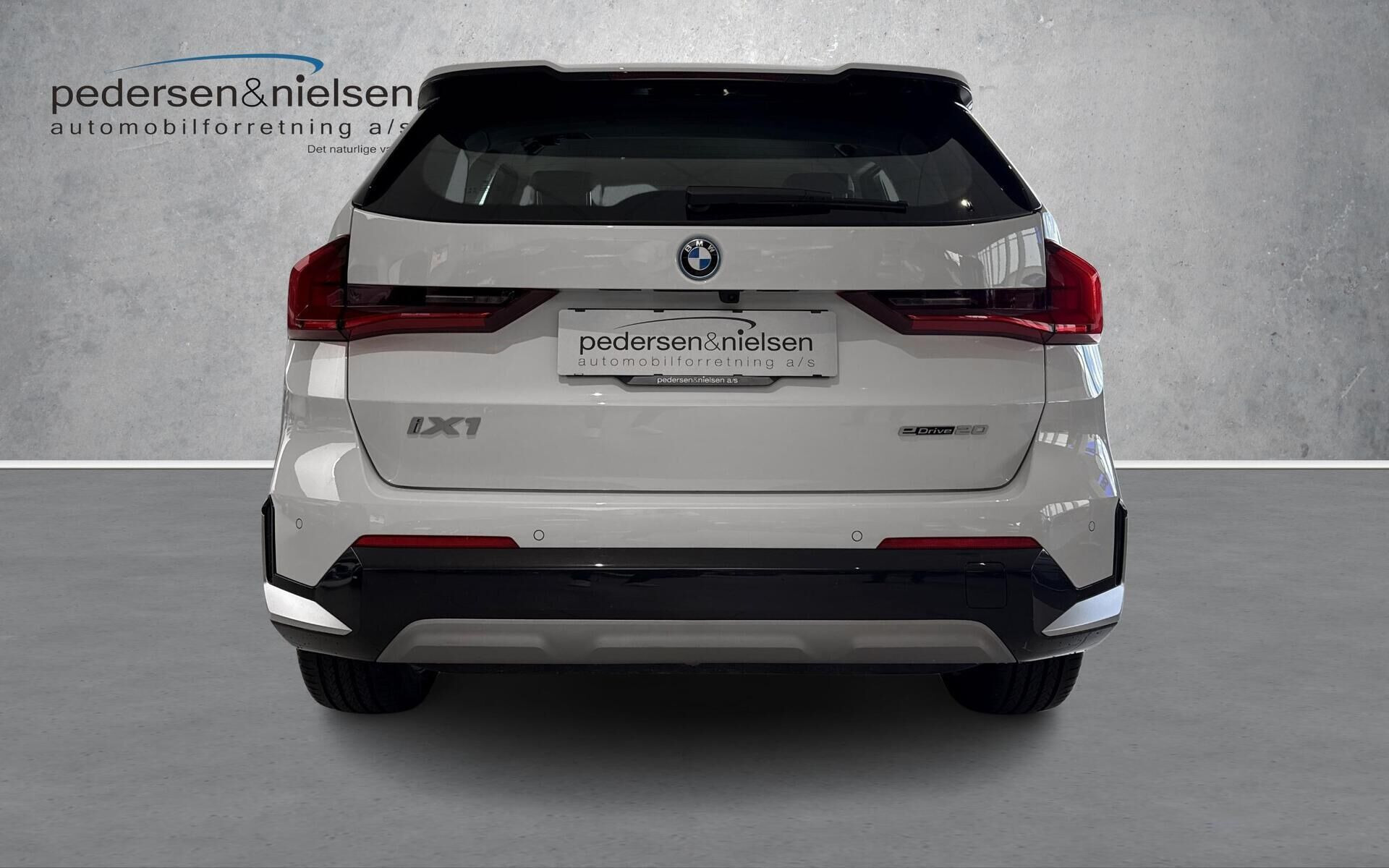 Hvid BMW iX1 fra 2025