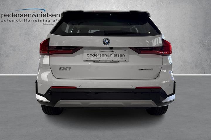 Hvid BMW iX1 fra 2025