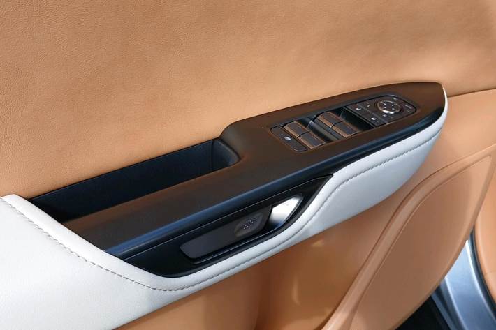 Sølv Lexus RZ fra 2026