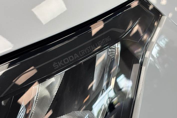 Hvid Skoda Enyaq fra 2023