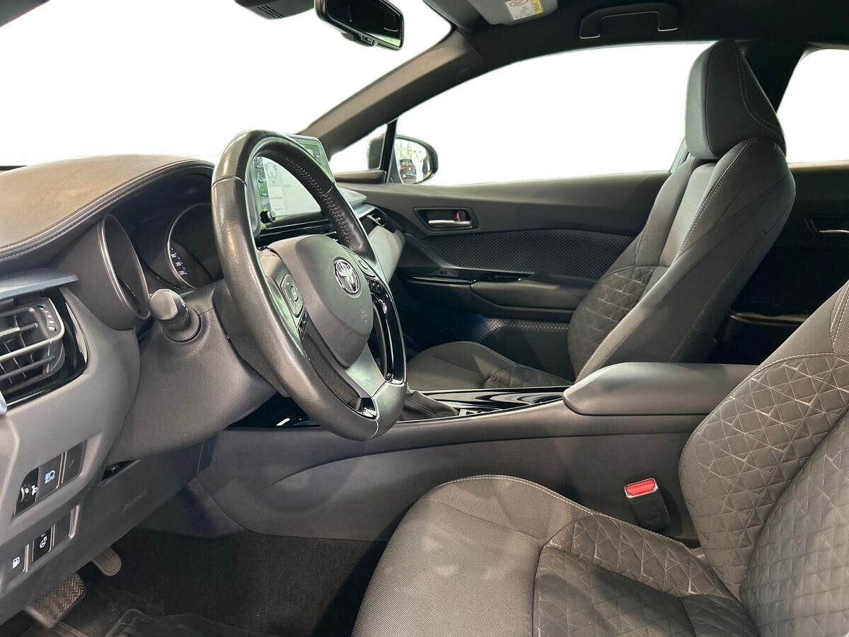 Grå Toyota C-HR fra 2020