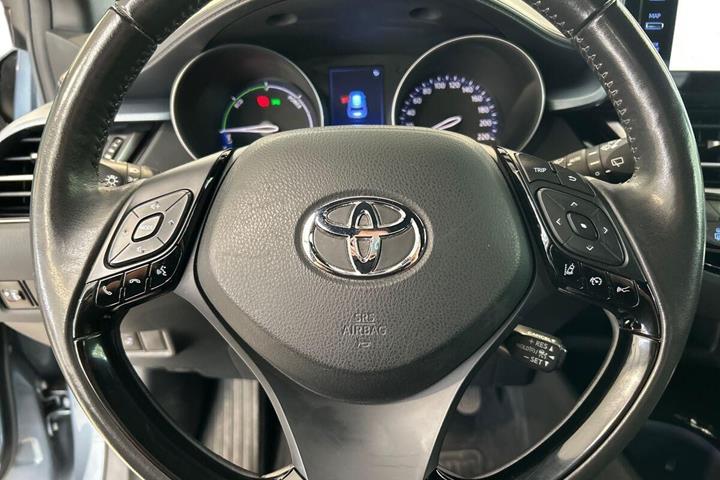 Grå Toyota C-HR fra 2020