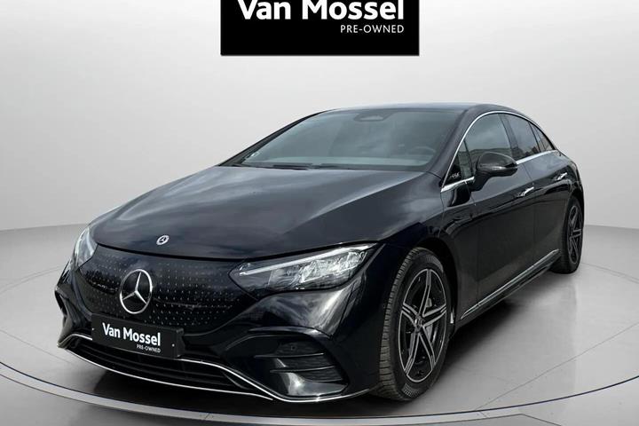 Sort Mercedes EQE 350 fra 2023 set udefra