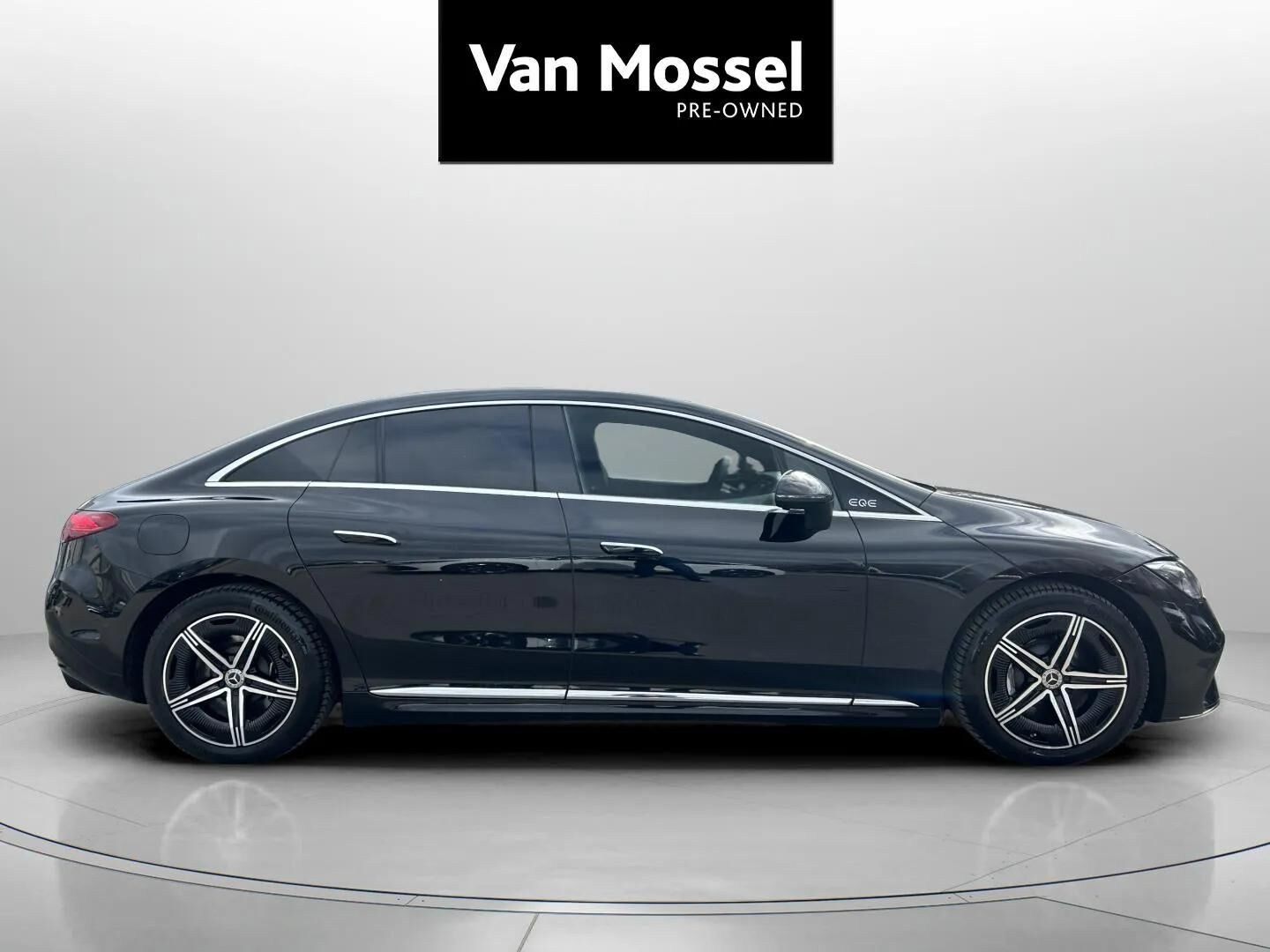 Sort Mercedes EQE 350 fra 2023