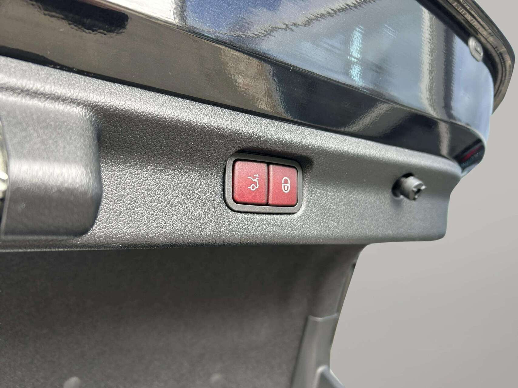 Sort Mercedes EQE 350 fra 2023